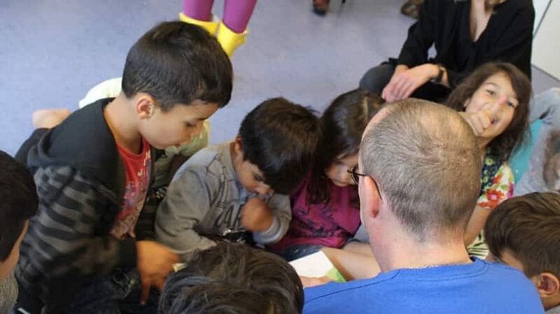Bücher statt Fiesta - Autobauer lesen vor