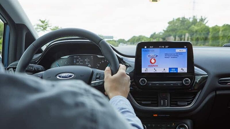 Ford und Vodafone testen vernetzte Fahrzeug-Technologie zur Anzeige freier Plätze in Parkhäusern - inklusive Zielführung