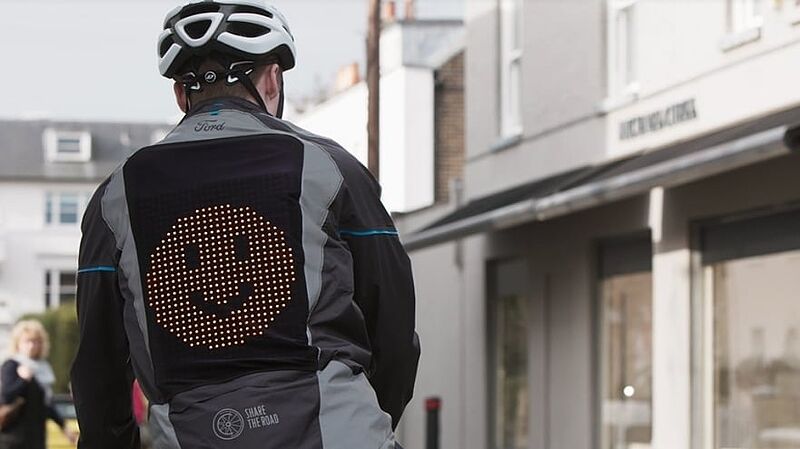 Ford entwickelt Emoji-Jacke, um das Verständnis zwischen Fahrrad- und Autofahrern zu verbessern