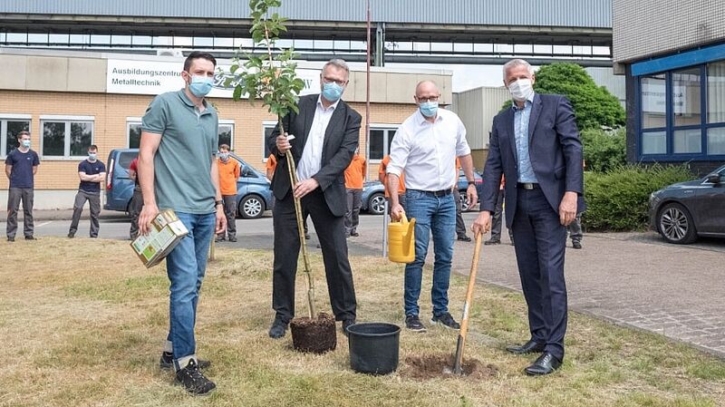 Ford-Auszubildende pflanzen Bäume im Saarlouiser Werk