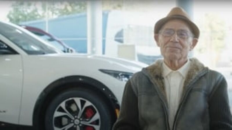 Es ist nie zu spät: 87-jähriger Spanier wechselt mit dem Ford Mustang Mach-E zur Elektromobilität