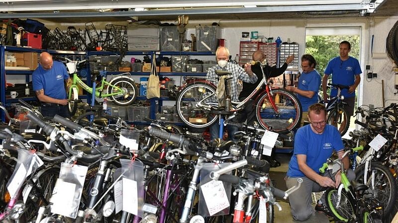 Ford Freiwillige organisierten Fahrradwerkstatt für Geflüchtete